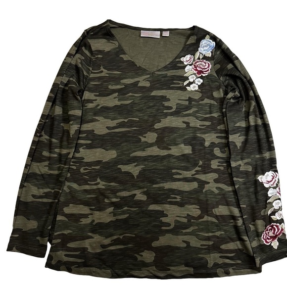 Belle by Kim Gravel Camo Green Top Shirt Tee Size XXS Runs Big Floral Embroidery - Picture 12 of 13